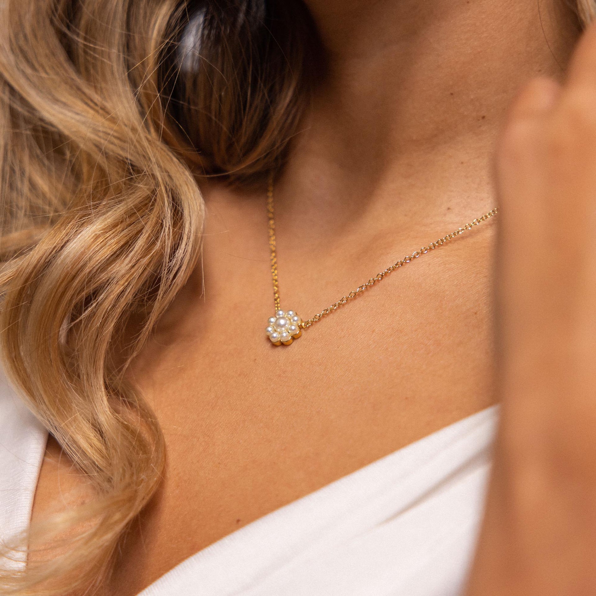 Roségoldene Kette mit blütenförmigem Perlenanhänger, getragen mit eleganter Ausstrahlung – PURELEI.