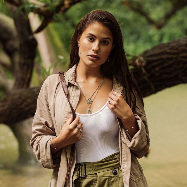 PURELEI Snake Coin Kette in Silber mit Schlangensymbol, getragen im natürlichen, entspannten Outdoor-Look