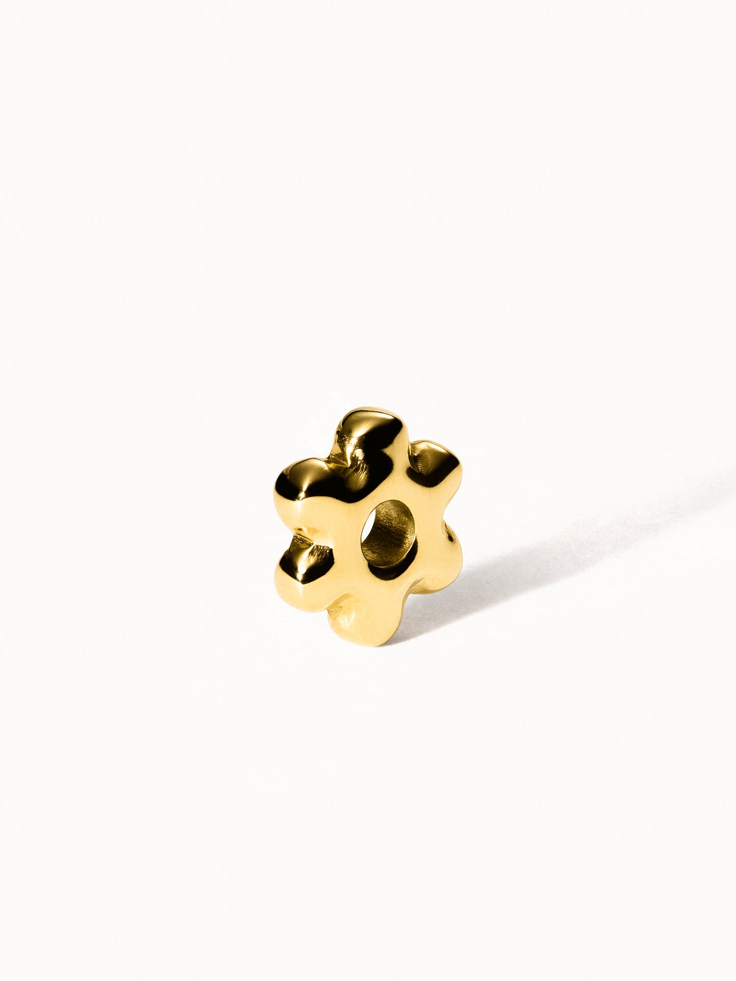 PURELEI Lei Blumen Bubble Charm in Gold, verspielter Blütenanhänger mit polierter Oberfläche, luxuriös und feminin.