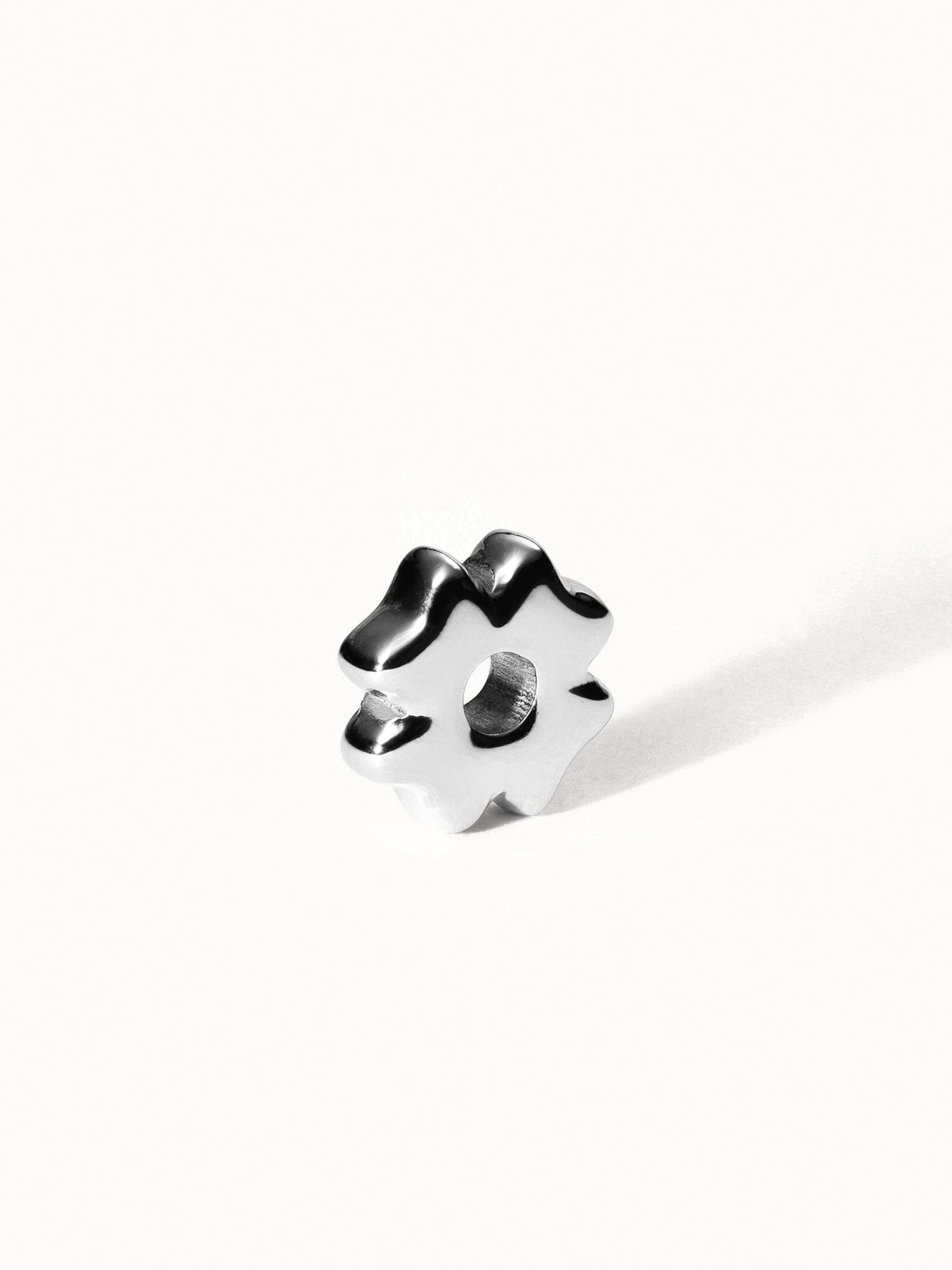 Lei Kleeblatt Bubble Charm aus nickelfreiem Silber mit weichem, glänzendem Design auf weißem Hintergrund, PURELEI