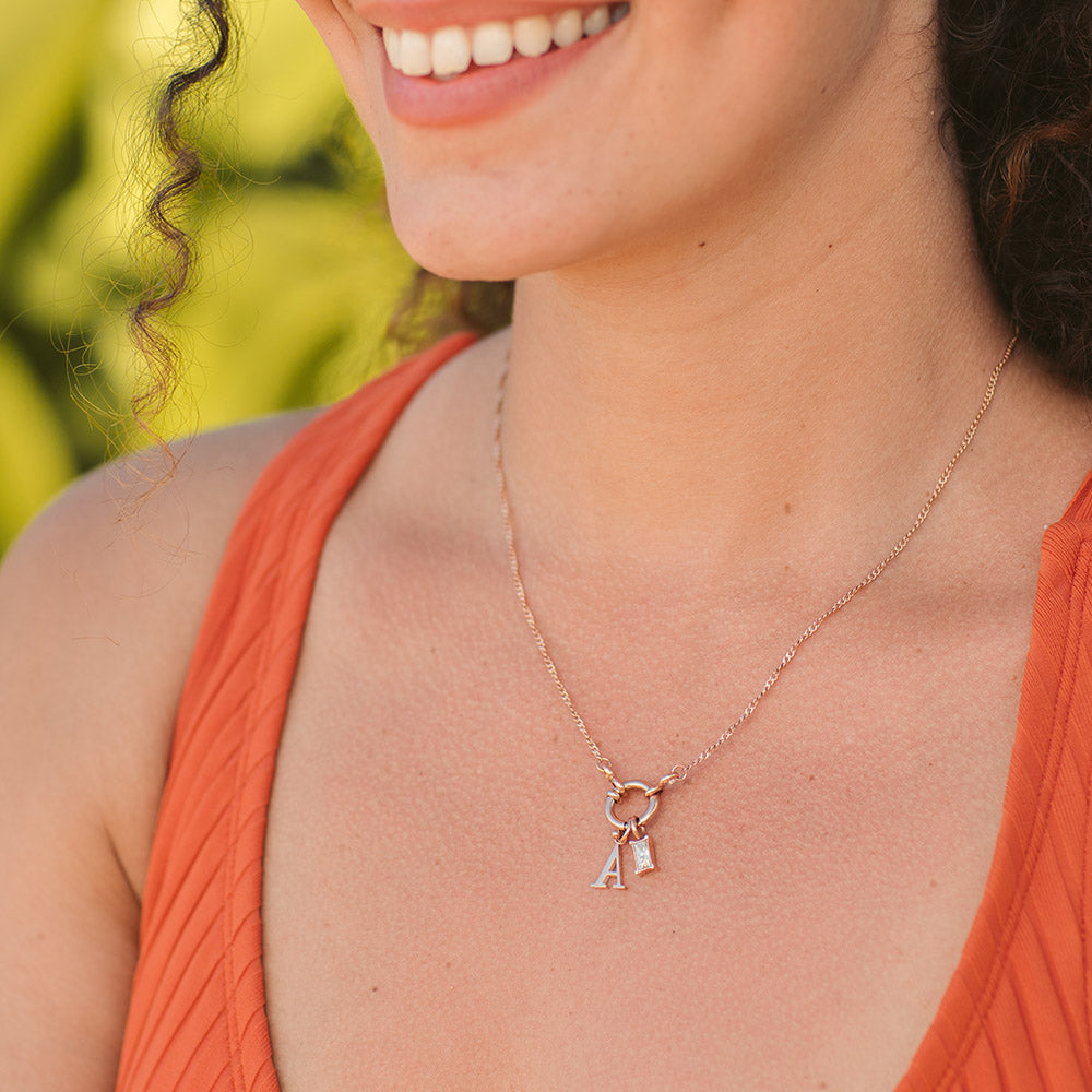 Purelei Pure A Charm Roségold Anhänger mit Buchstabe A, zart getragen, feminine Leichtigkeit und Insel-Ästhetik.