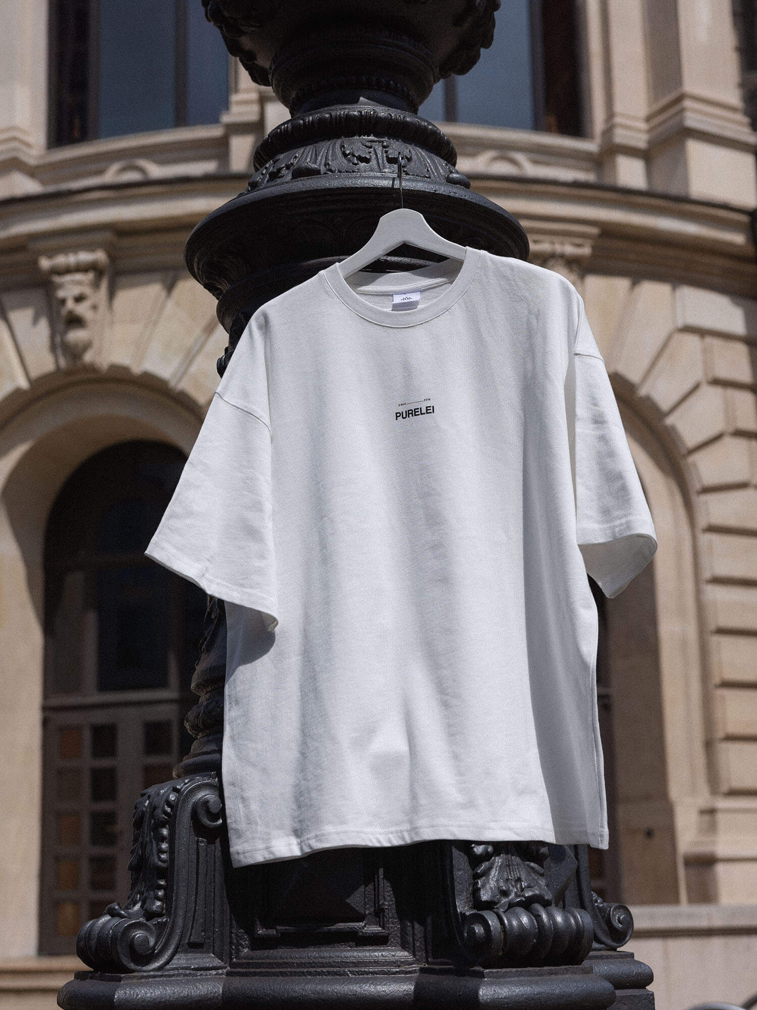 T-Shirt Feeling Pure White von PURELEI in cremigem Weiß, oversized, aus schwerer Baumwolle, urban und clean inszeniert.