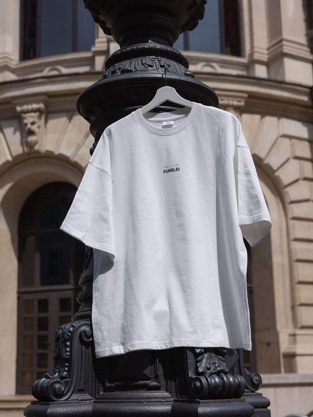 T-Shirt Feeling Pure White von PURELEI in cremigem Weiß, oversized, aus schwerer Baumwolle, urban und clean inszeniert.