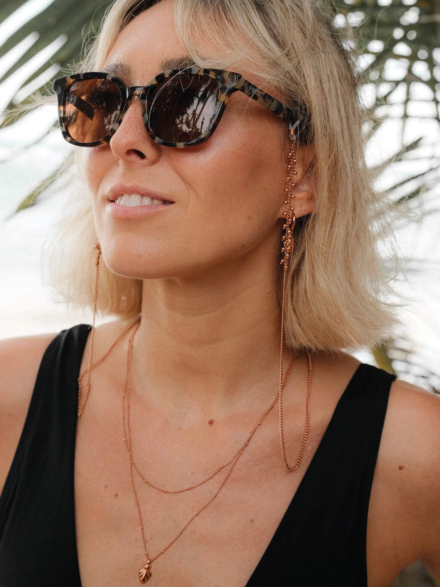 Zarte, roségoldene Ketten mit Blatt-Anhänger, getragen in tropischer Atmosphäre – PURELEI.