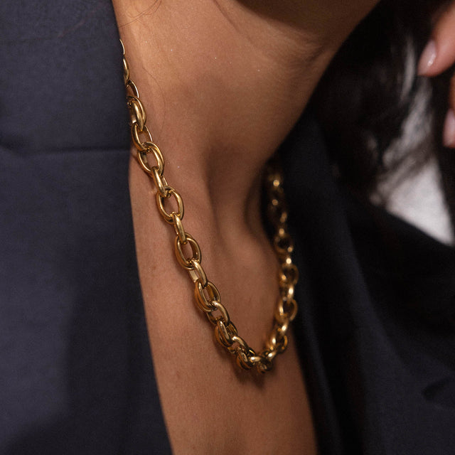 Roségoldene Kette mit ovalen Gliedern, elegant am Hals getragen – PURELEI.