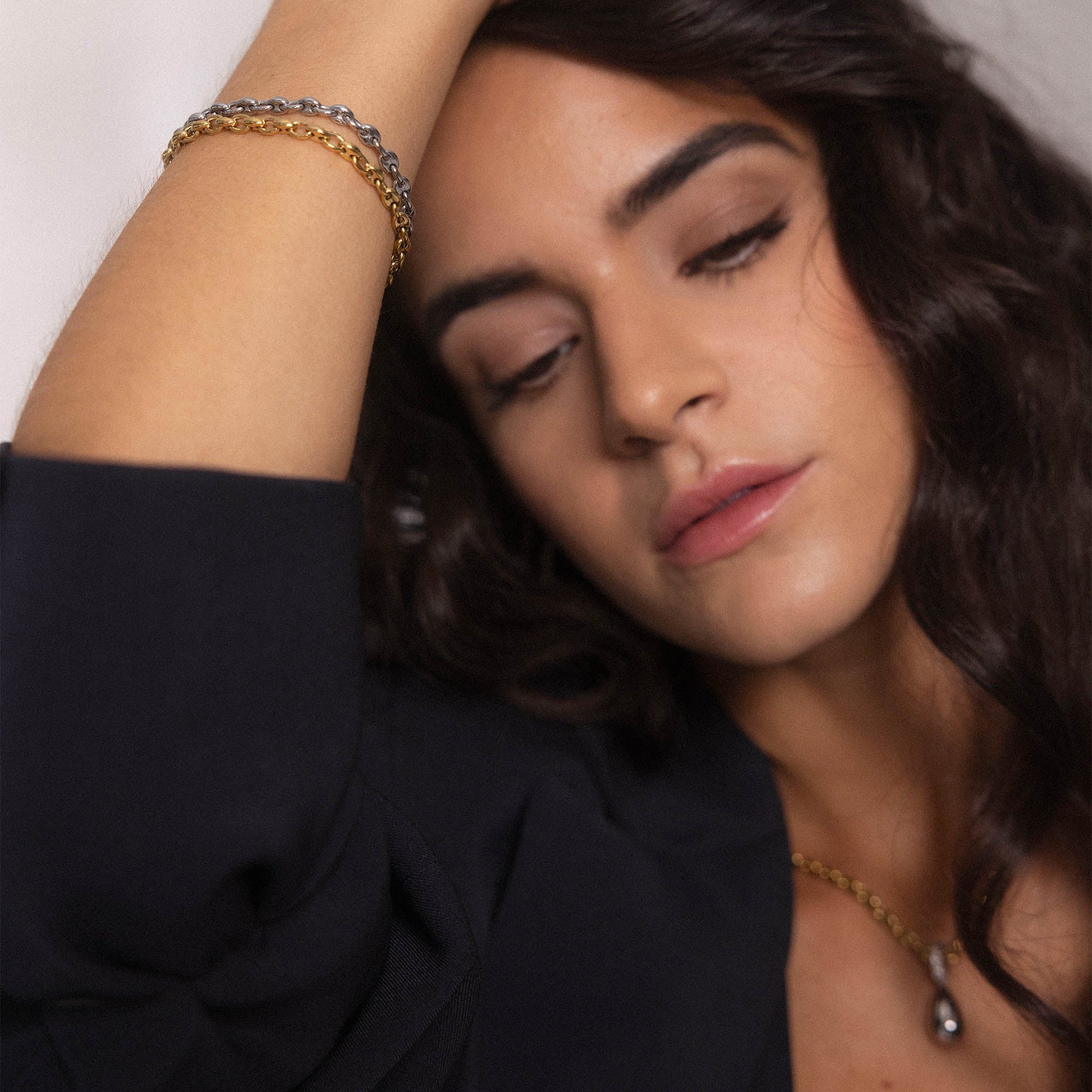 Roségoldenes Armband mit Kettendesign, getragen von einer Frau, PURELEI inspiriert.