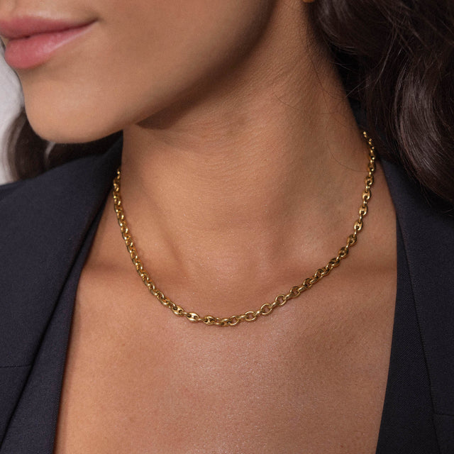 Roségoldene Kette mit geschwungenem Design, getragen von einer Frau, PURELEI.