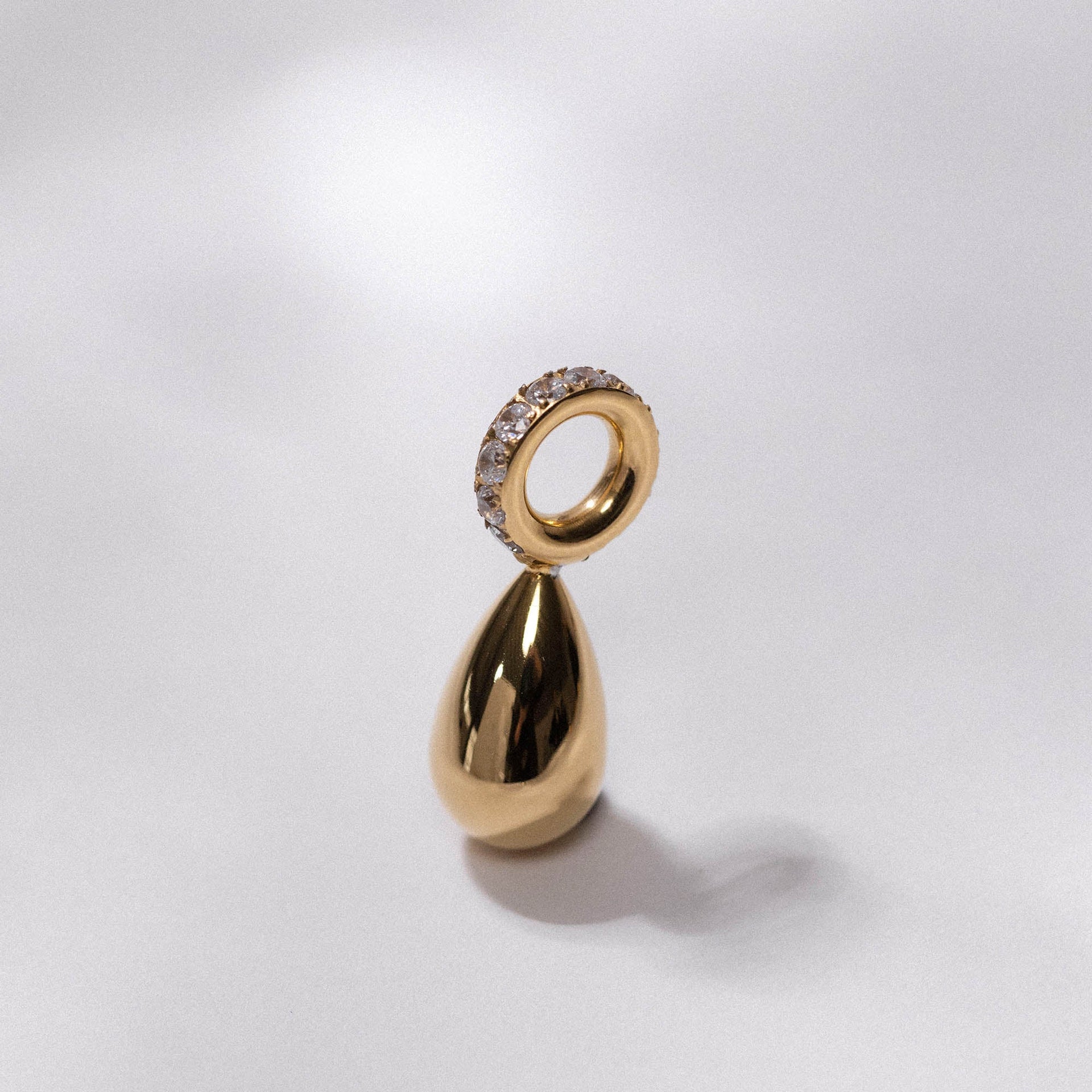 Goldener Tropfen-Anhänger mit funkelndem Ring, PURELEI, elegant und modern.
