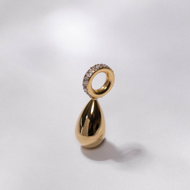 Goldener Tropfen-Anhänger mit funkelndem Ring, PURELEI, elegant und modern.