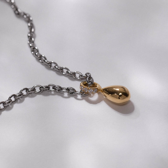 Silberne Kette mit tropfenförmigem Anhänger und funkelndem Detail von PURELEI.