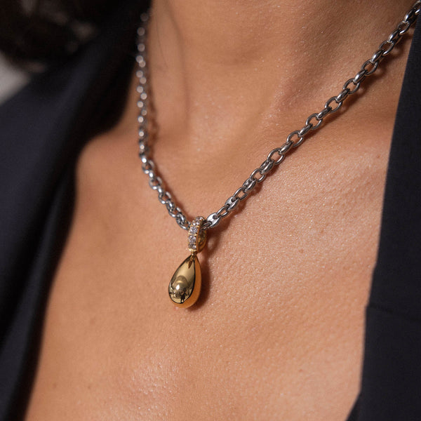 Roségoldene Kette mit Tropfen-Anhänger, elegant und feminin, von PURELEI.