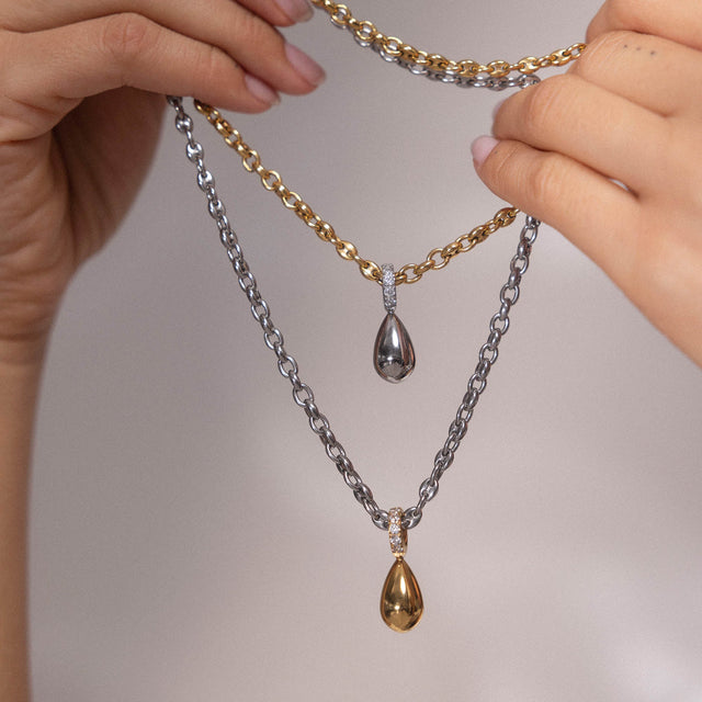 Zwei roségoldene Ketten mit tropfenförmigen Anhängern, PURELEI, elegant und feminin.