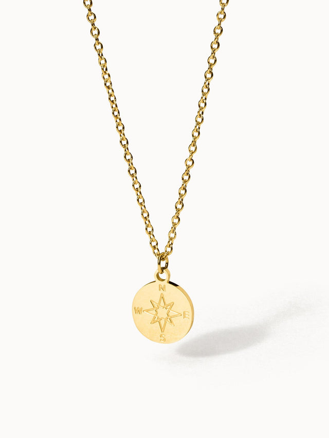 PURELEI Compass Kette aus 18K Gold Edelstahl mit Kompass-Anhänger, elegant und zeitlos, warme Leichtigkeit.