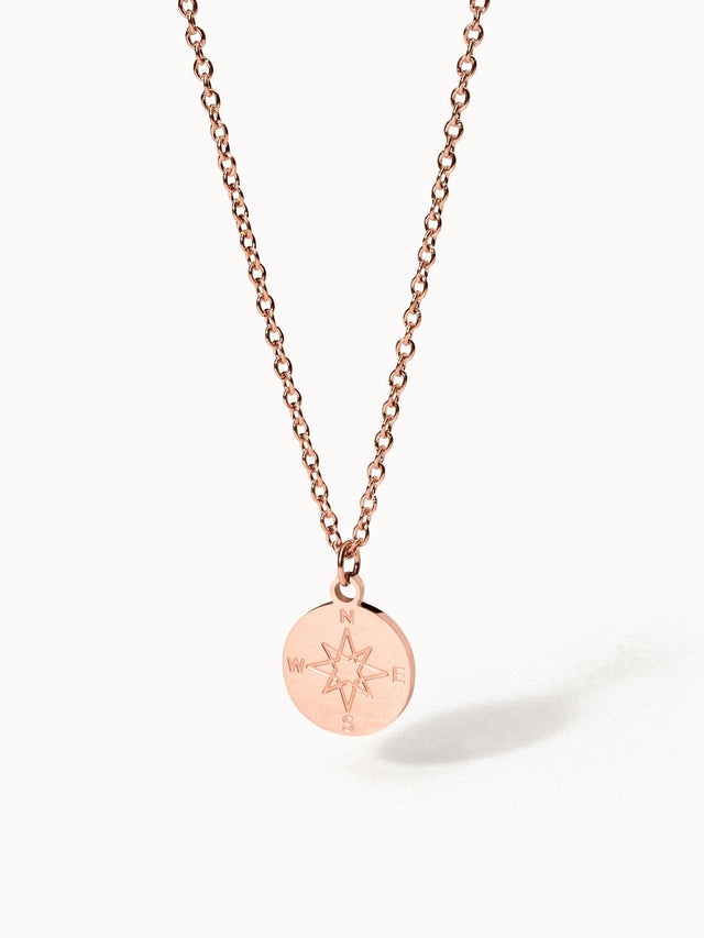 PURELEI Compass Kette aus roségoldenem Edelstahl mit Kompassanhänger, zeitlos elegant und feminin, clean inszeniert.
