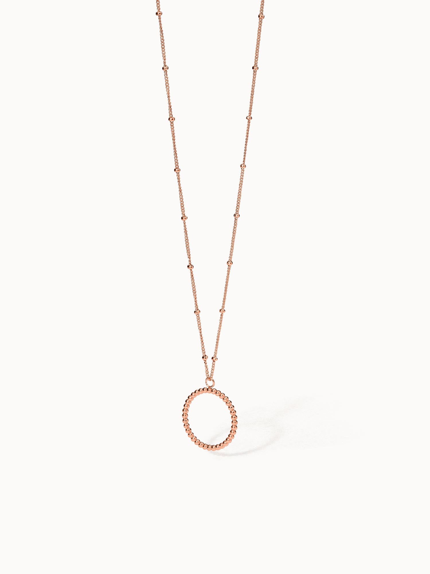 PURELEI Karma Kette in Roségold mit filigranem Kreisanhänger, elegant und feminin, auf hellem Hintergrund inszeniert.
