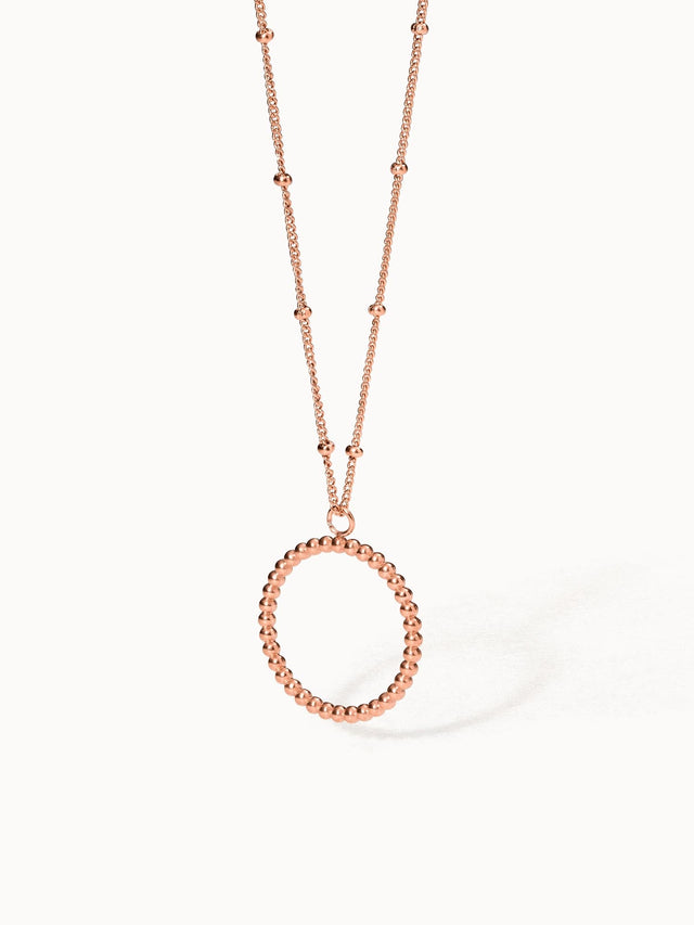 Roségoldene PURELEI Karma Kette mit filigranem Kreisanhänger, fein gearbeitete Details für feminine Eleganz.