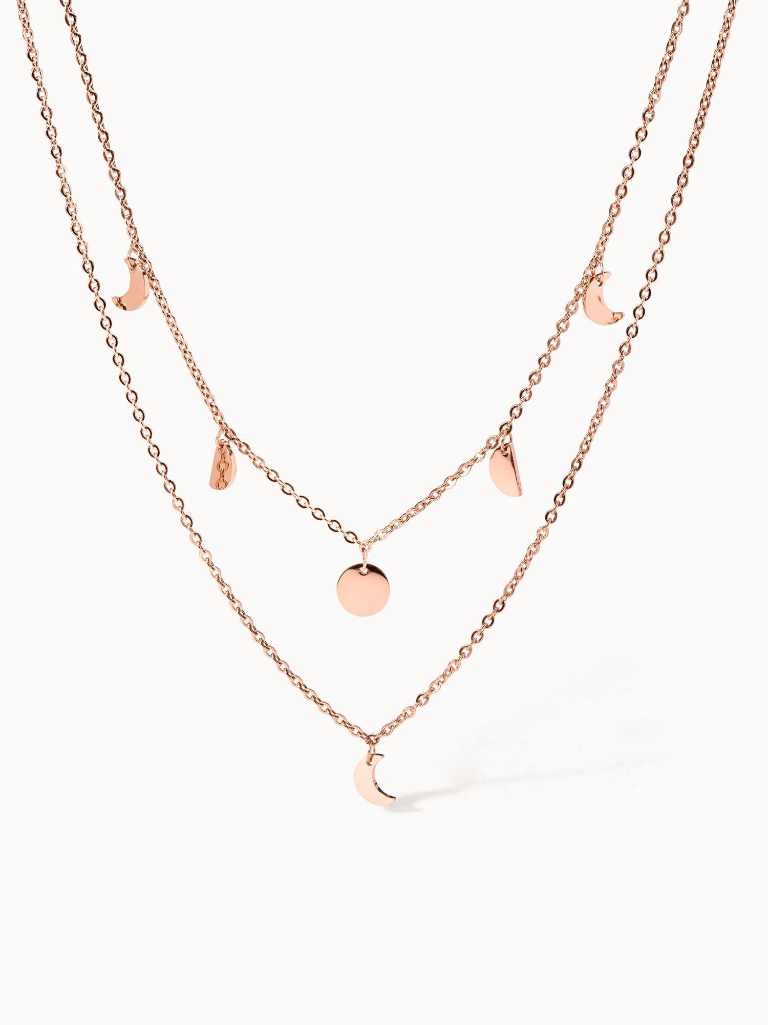 PURELEI Luna Kette in roségold mit filigranen Mondanhängern, elegant geschichtet, feminin und zeitlos.