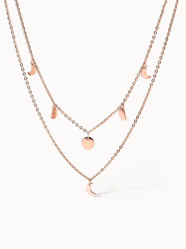 PURELEI Luna Kette in roségold mit filigranen Mondanhängern, elegant geschichtet, feminin und zeitlos.