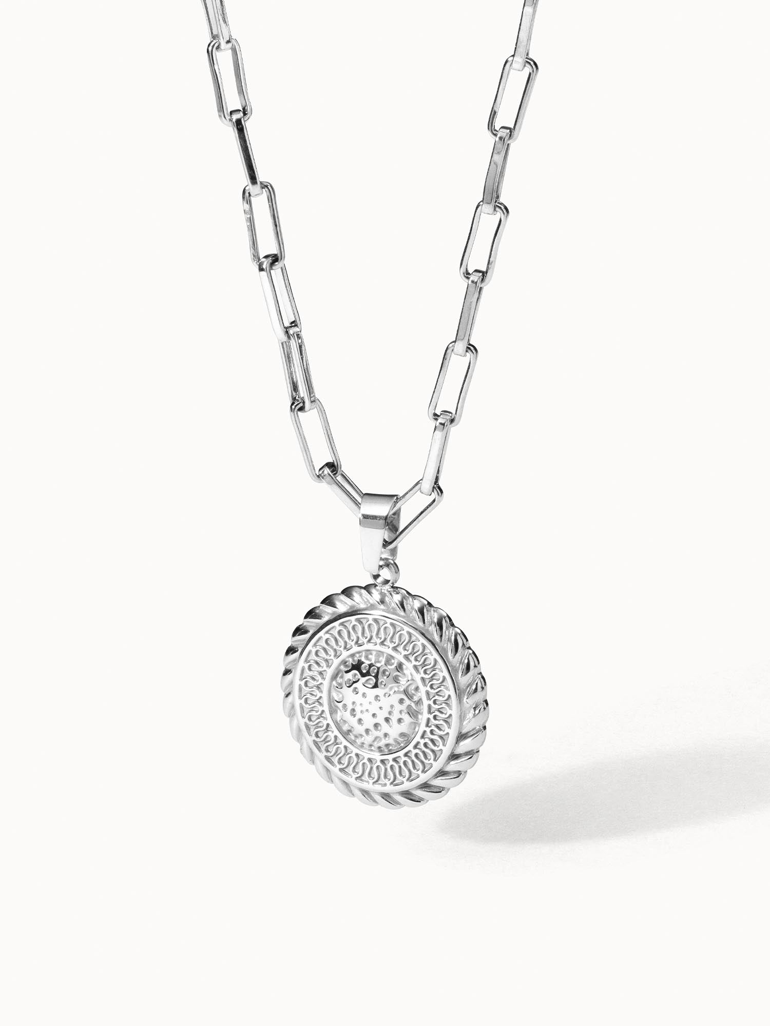Silberne Waina Kette mit filigranem Prägeanhänger und markantem Charm, PURELEI urban-elegant.