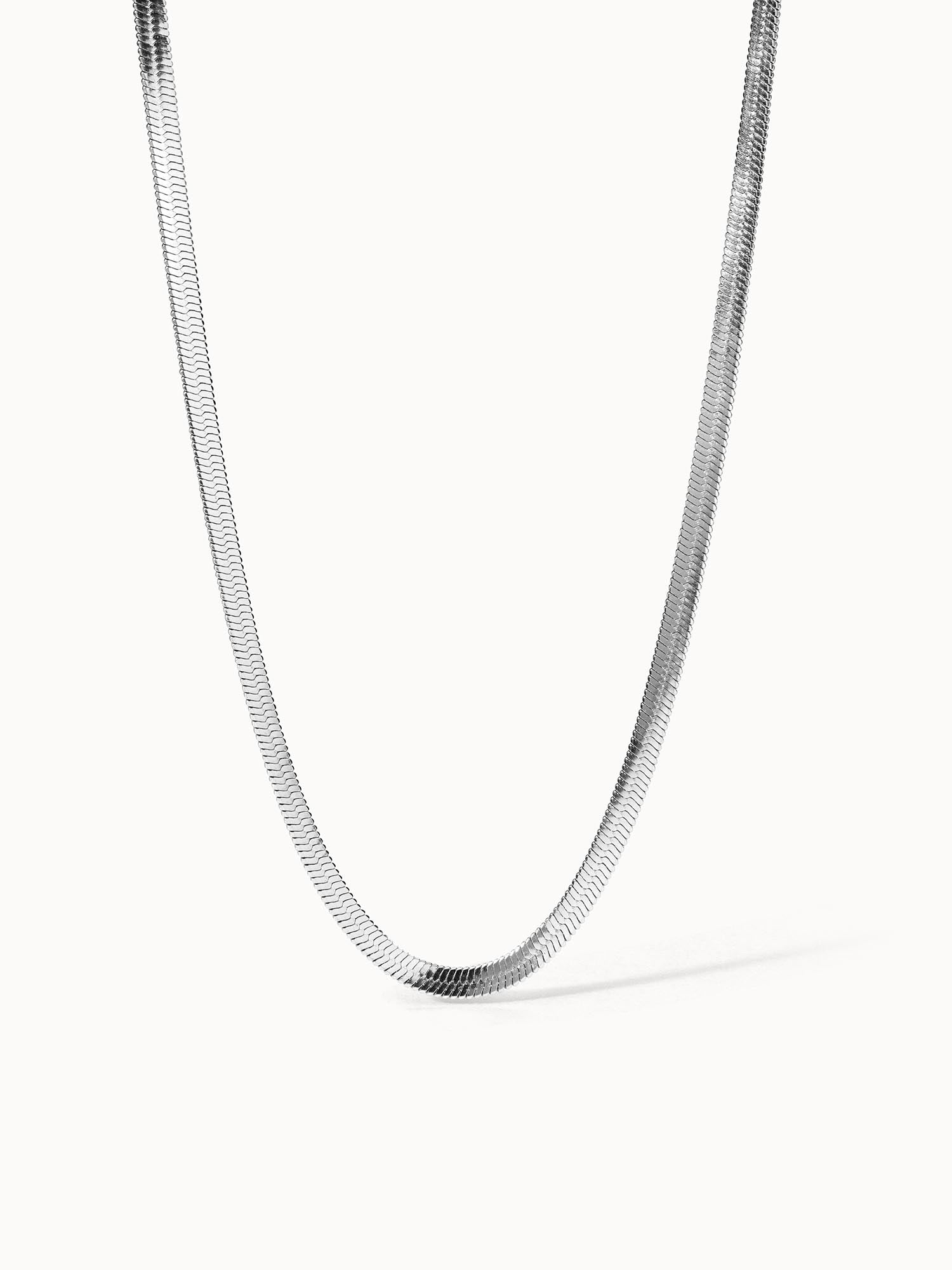 PURELEI I'lalo Choker aus nickelfreiem Silber, schlangenhautstruktur, edel und minimalistisch vor hellem Hintergrund