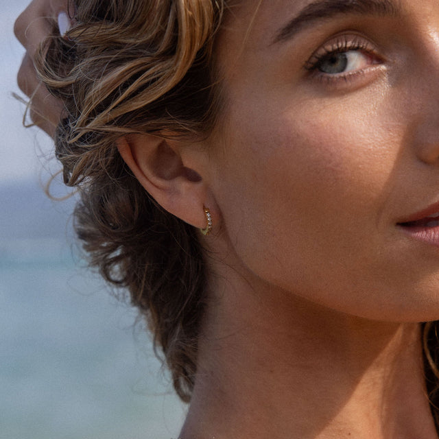 Kleine PURELEI Kaimana Ohrringe Gold mit weißen Zirkoniasteinen, nickelfrei, strahlen natürliche Eleganz aus