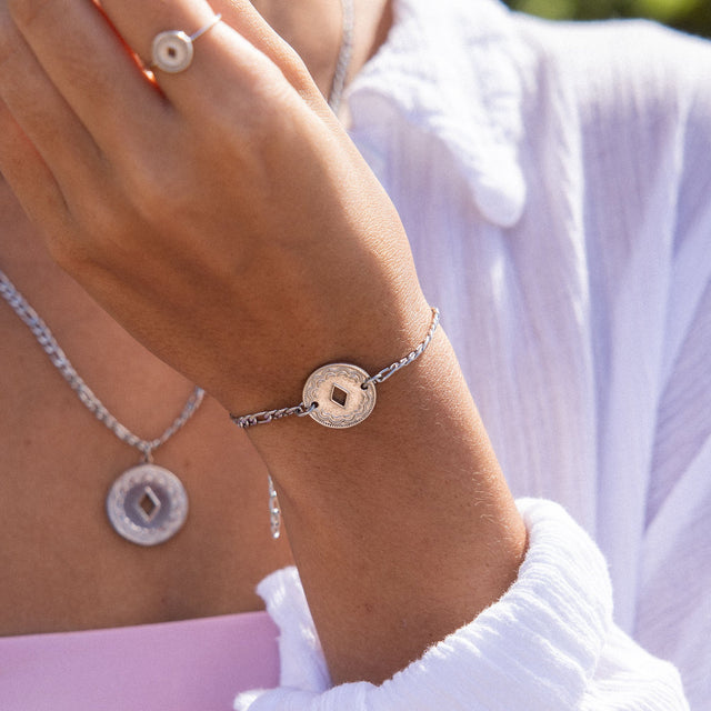 Lolani Armband in silber mit hawaiianischem Coin am Handgelenk getragen, elegant und purelei-typisch femininer Island-Spirit