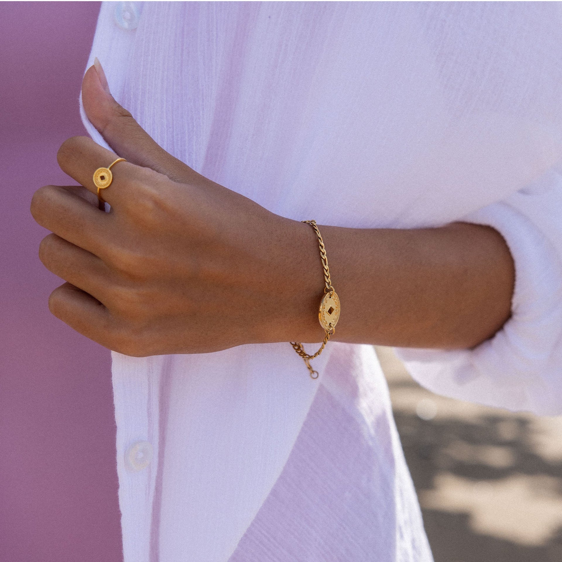 Filigranes Lolani Armband aus 18K Gold mit hawaiianischem Coin am Handgelenk, elegant und feminin von PURELEI.