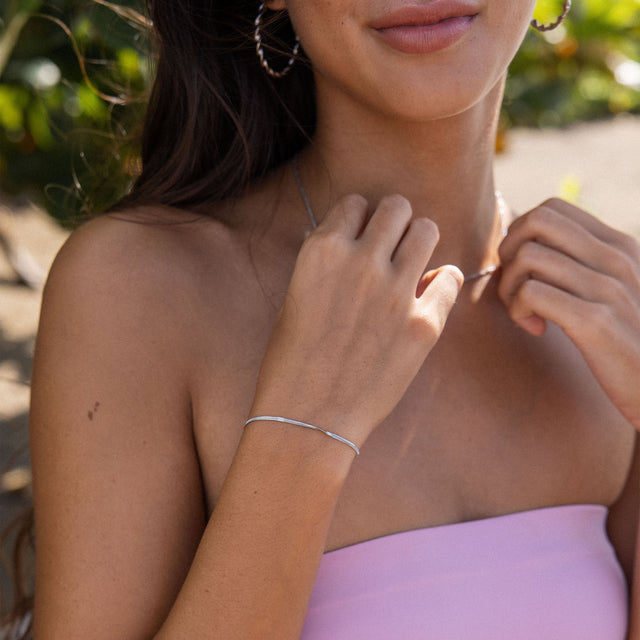 Schlichtes, nickelfreies Kanani Armband aus Silber am Handgelenk, elegant und feminin mit PURELEI Island-Spirit.