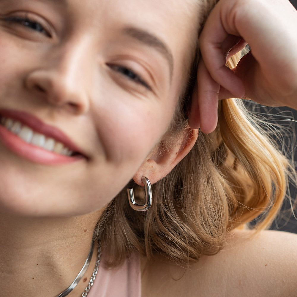 PURELEI Hula Ohrringe aus silbernem Edelstahl, klare Linien im Fokus, zeitlos und elegant getragen.