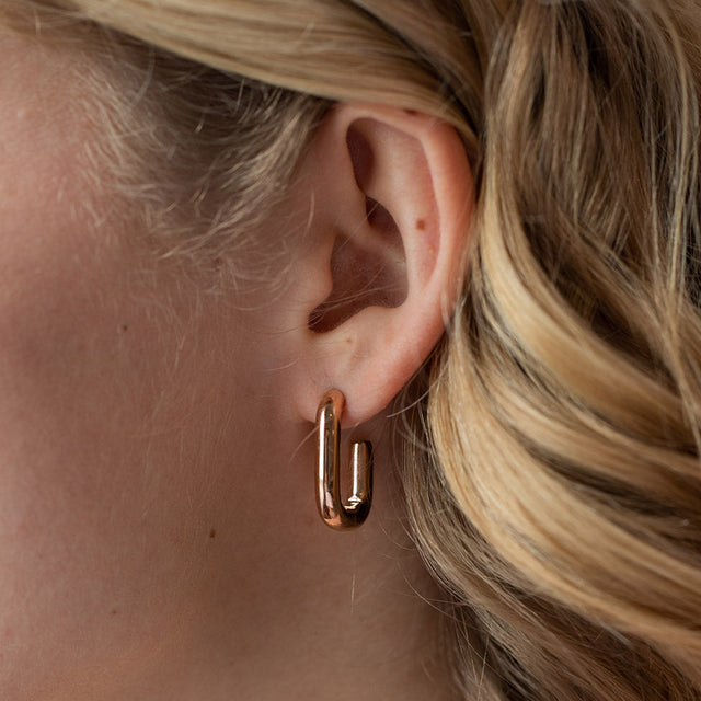 PURELEI Hula Ohrringe in 18K Roségold, minimalistisch und clean getragen, feminine Eleganz mit Island-Spirit.