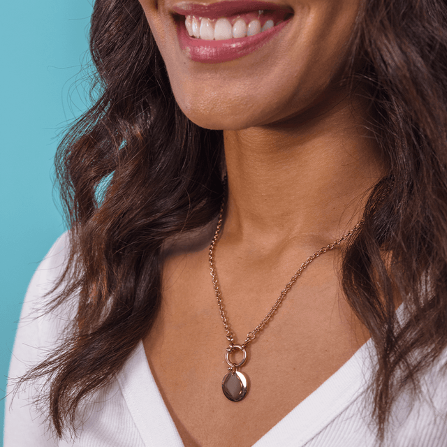 PURELEI Plate Charm Anhänger in Roségold, elegant getragen am Hals, strahlt feminine Leichtigkeit und Insel-Spirit aus.