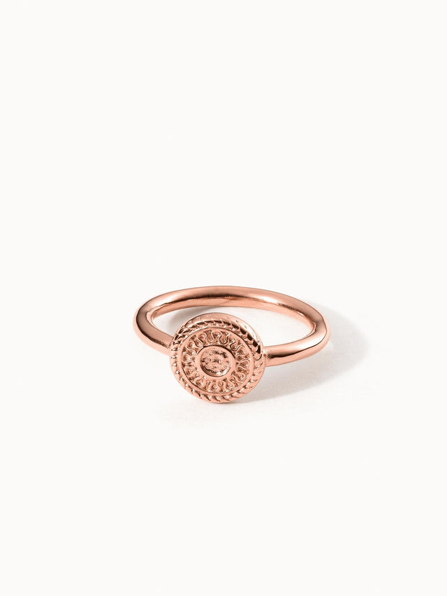 Waina Ring in Roségold mit filigran geprägtem Coin, schlichter Edelstahl, PURELEI Eleganz und Island-Spirit.