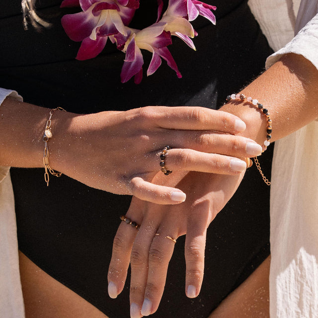 Anxiety Mahina Club Mokupuni Ring von PURELEI aus vergoldetem Edelstahl mit Natursteinperlen, elegant am Hand getragen.