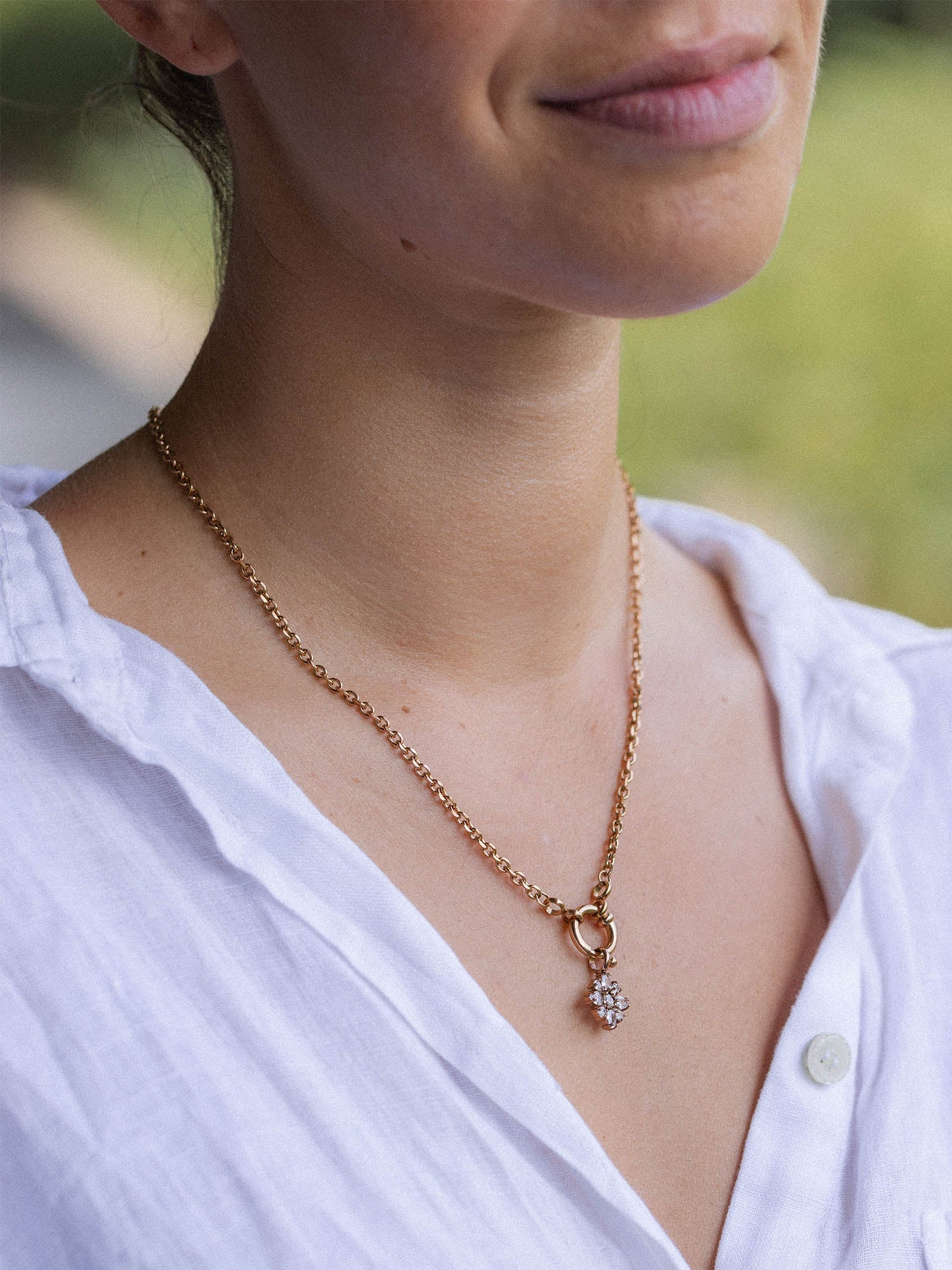 PURELEI Blossom Charm Roségold mit funkelndem Blütenanhänger an Kette, elegant und zeitlos feminin getragen