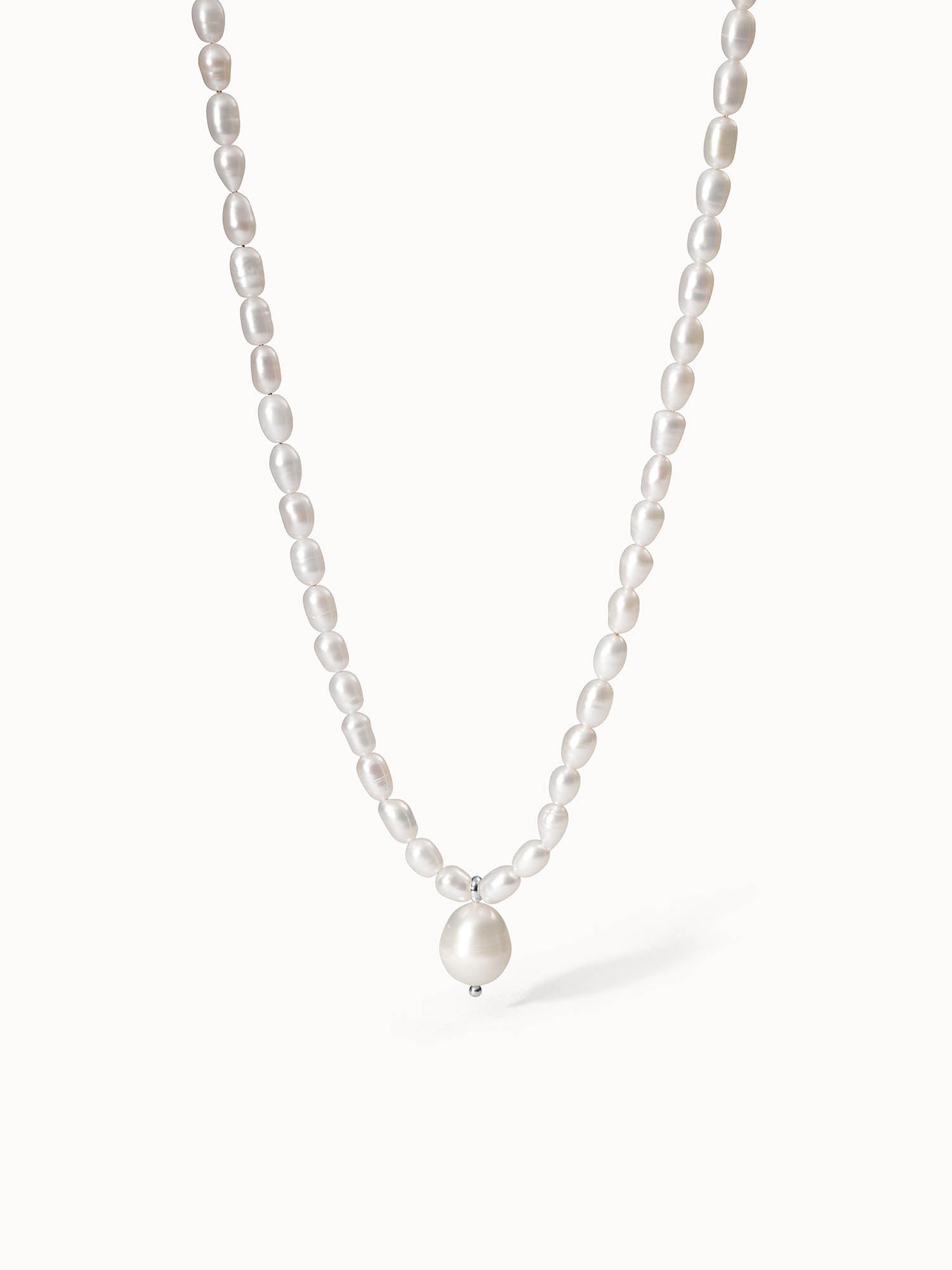 Perlenkette von PURELEI in sanftem Weiß mit tropischem Flair und elegantem Anhänger.