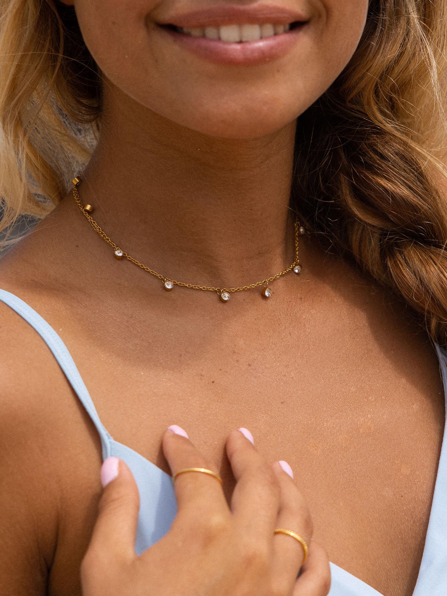 Feingliedrige PURELEI Nani Kette aus vergoldetem Edelstahl mit Zirkonia-Anhängern, elegant und feminin am Hals getragen