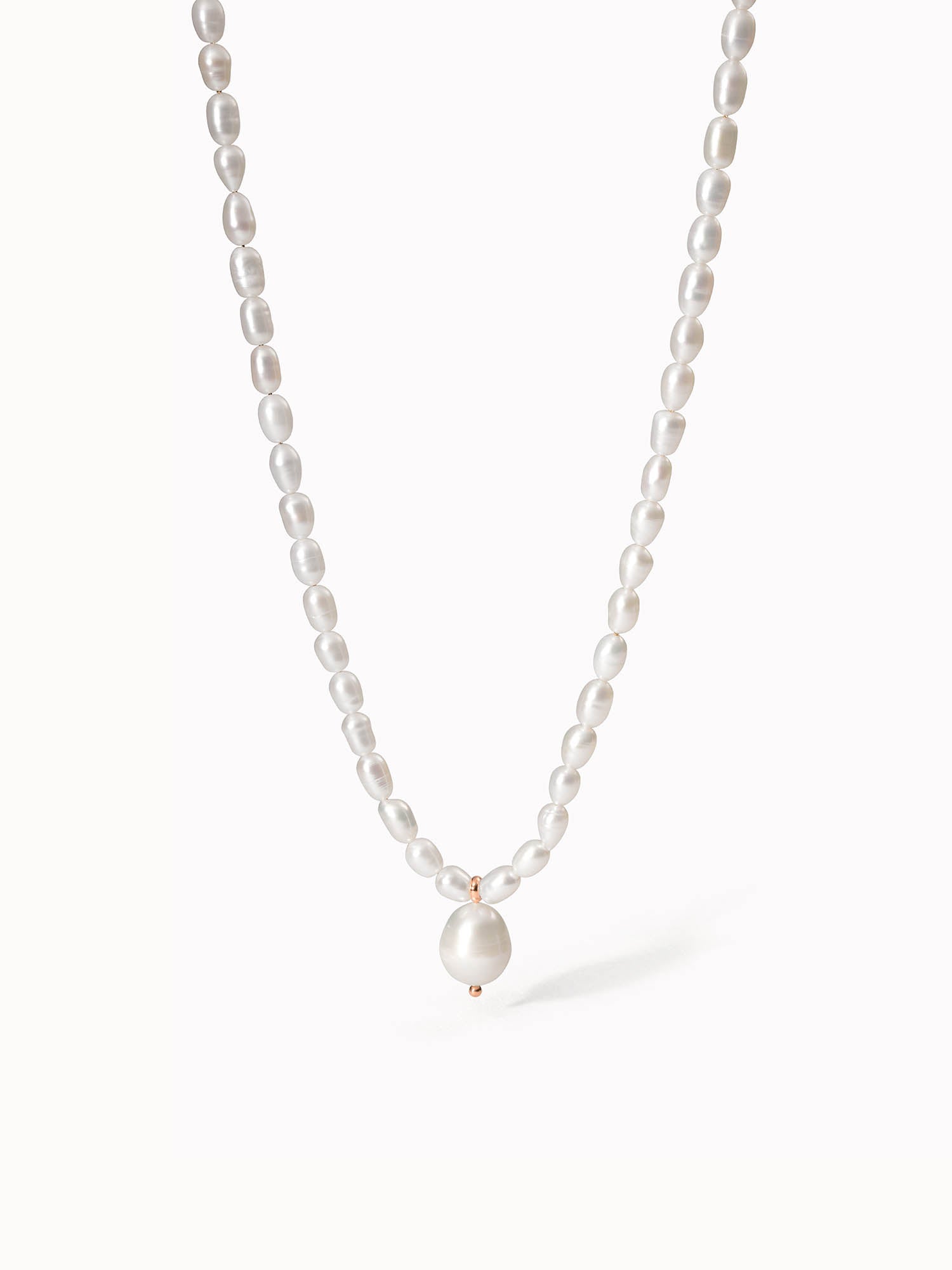 Perlenkette mit tropischem Flair, PURELEI, in sanften Weißtönen und elegantem Design.