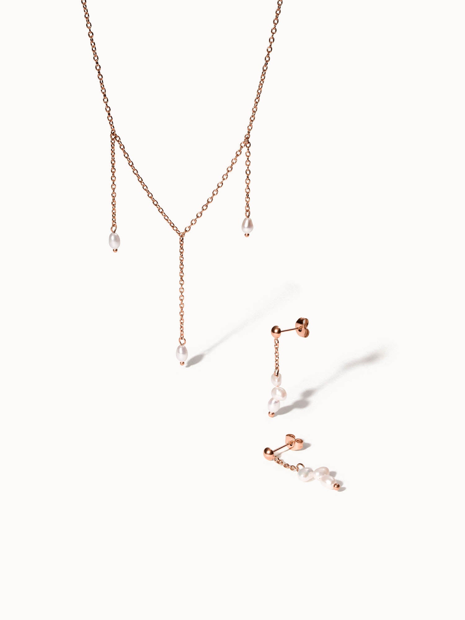 PURELEI Mahina Club Purely Roségoldkette mit natürlichen Süßwasserperlen und passenden Ohrringen, elegant und zeitlos.
