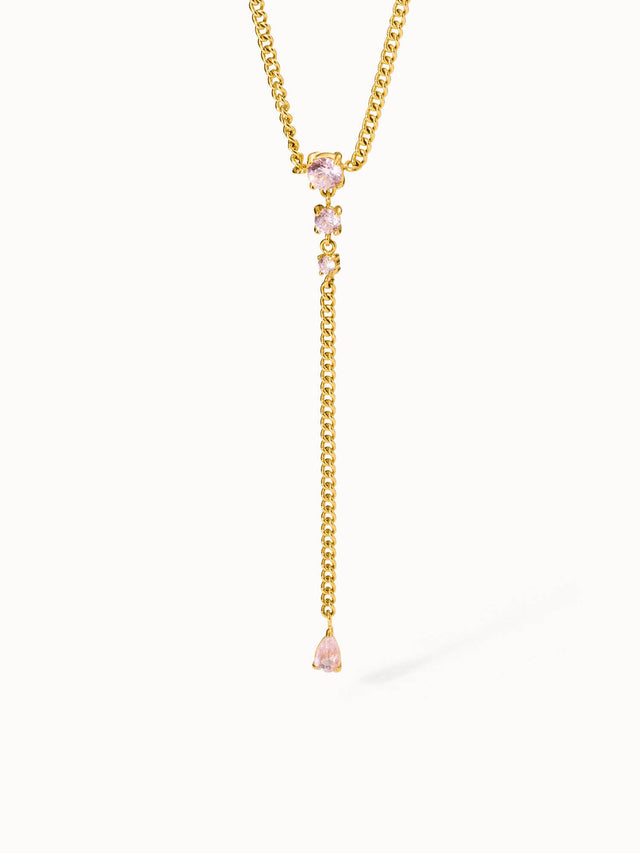 Goldene Kette mit rosa Steinen, elegant und feminin, von PURELEI.