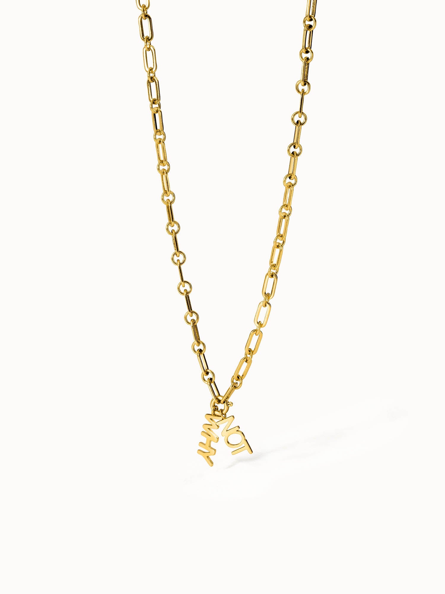 Goldene Kette mit verspieltem Anhänger, inspiriert von PURELEI, elegant und modern.