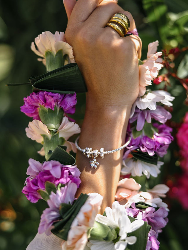 PURELEI Lei Plumeria Charm Silberarmband mit funkelndem Stein, zart und inspiriert von hawaiianischer Leichtigkeit.