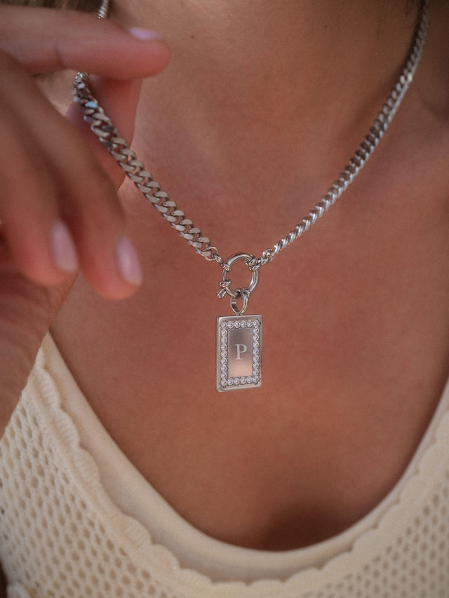 Glimmer Charm in Silber mit Zirkonia-Rahmen, nickelfrei, elegant an Halskette getragen von PURELEI.