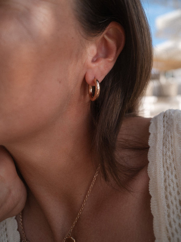 PURELEI Small Glamorous Ohrringe aus 18K rosévergoldetem Edelstahl, elegant getragen mit sanfter Lichtstimmung