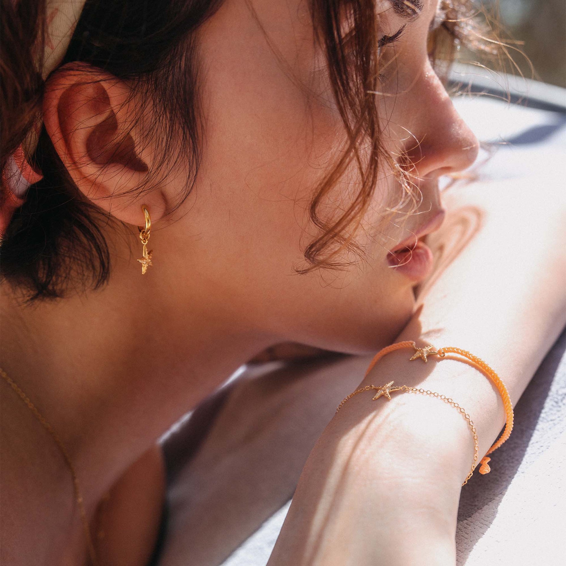 Roségoldene Ohrringe und Armband mit Sternenmotiv von PURELEI, elegant und feminin.