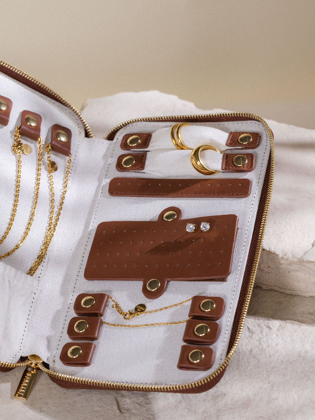 Schmuck Reiseetui braun von PURELEI aus PU Eco Leder auf hellem Leinen, elegant und praktisch für Ketten, Ringe, Ohrringe.