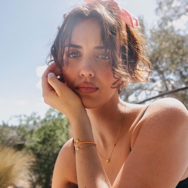 Zartes PURELEI Armband mit Sternenmotiv, getragen im Sonnenlicht, feminine Eleganz.