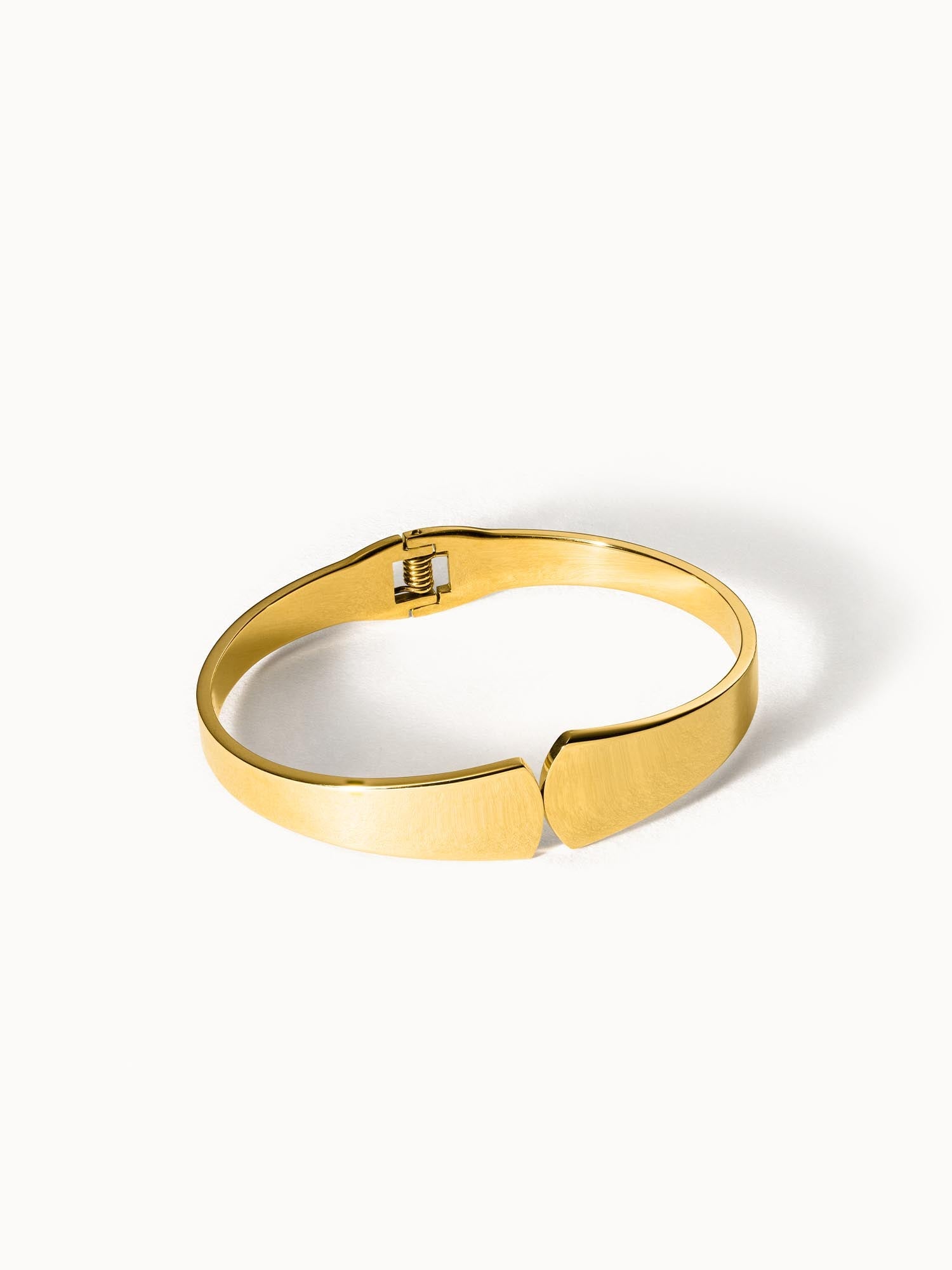 Elegantes, goldenes Armband mit minimalistischer Form von PURELEI, strahlt zeitlose Schönheit aus.