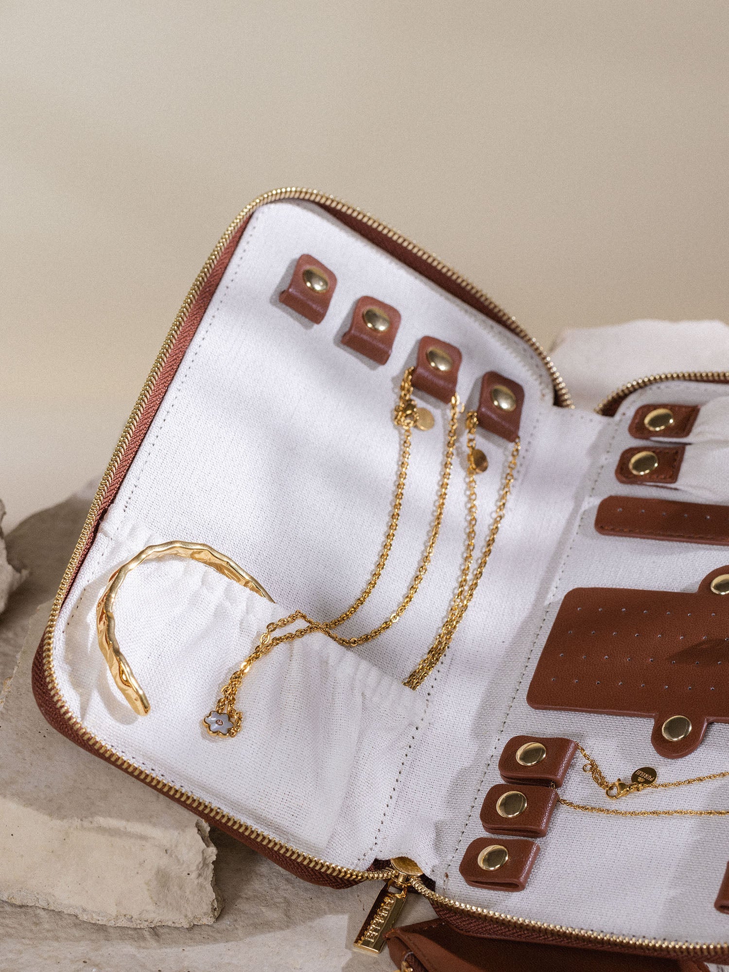 Schmuck Reiseetui braun aus PU Eco Leder von PURELEI mit goldfarbenen Ketten auf naturfarbenem Leinen, elegant und funktional