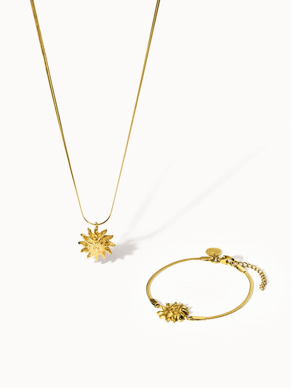 Goldene Kette und Armband mit Sonnenmotiv von PURELEI, elegant und strahlend.