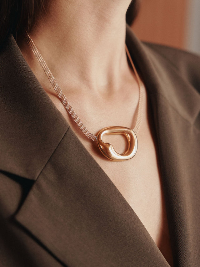 Roségoldene Kette mit organischem Anhänger, elegant getragen, inspiriert von PURELEI.